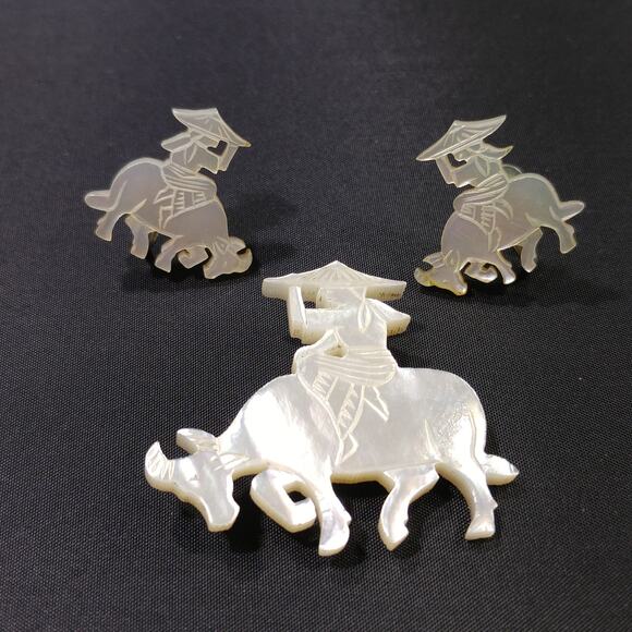 Vintage Carved Mother of Pearl Brooch & Earrings, Asian Design, 1940s - Picture 8 of 10